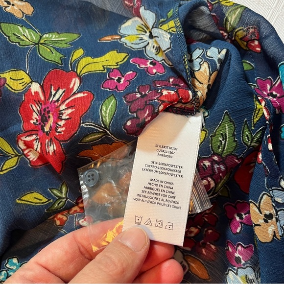 Kut from the Kloth NWT Dark Floral Button Up Blouse Roll Tab Sleeve Sheer L - Picture 10 of 10